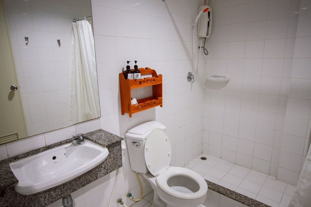 18 Coins Budget Hotel 66/67