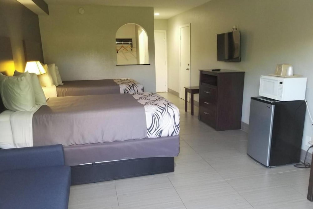Regency Inn & Suites Houston East I 10 28/52
