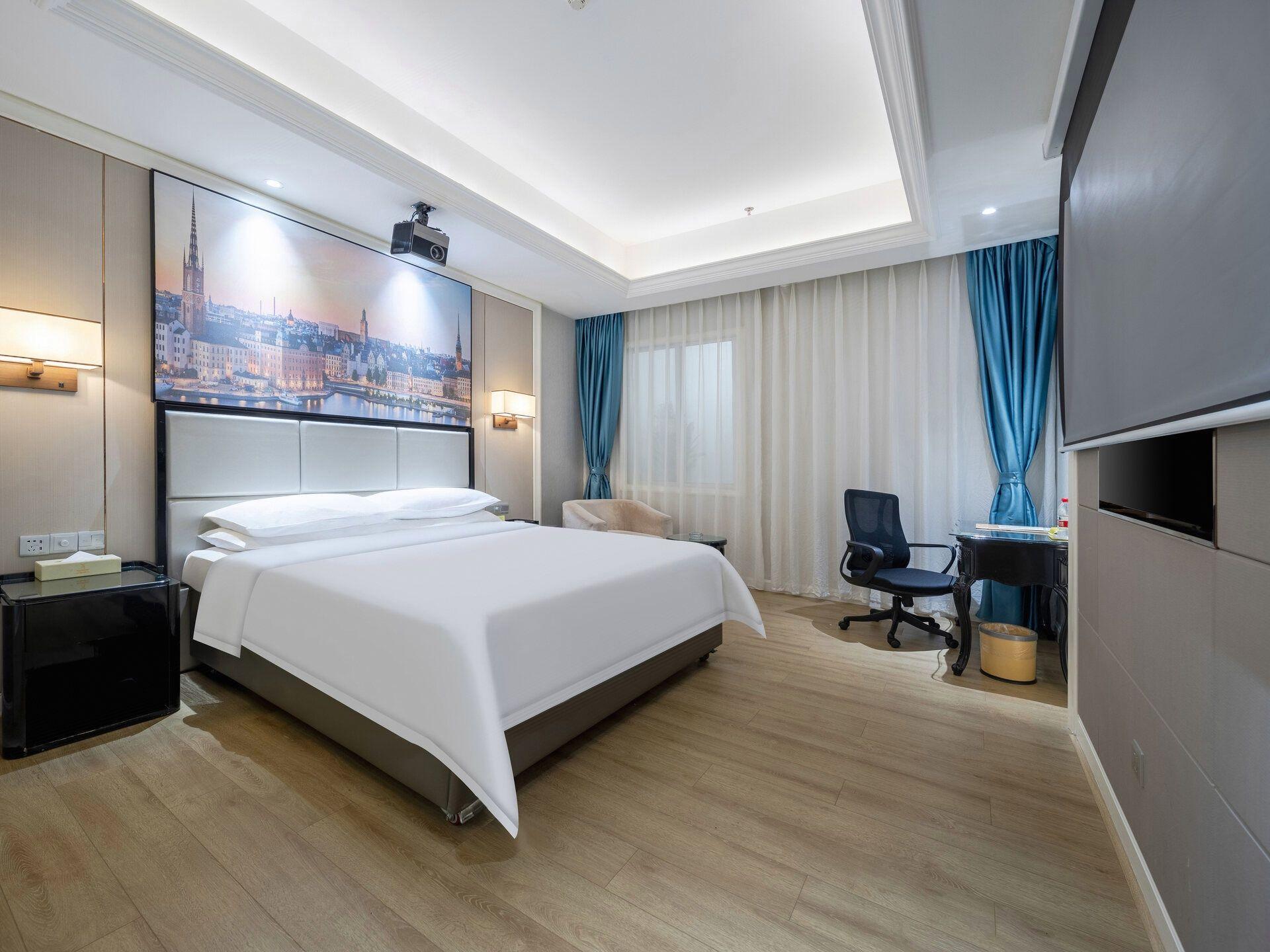 DELUXE, KING BED