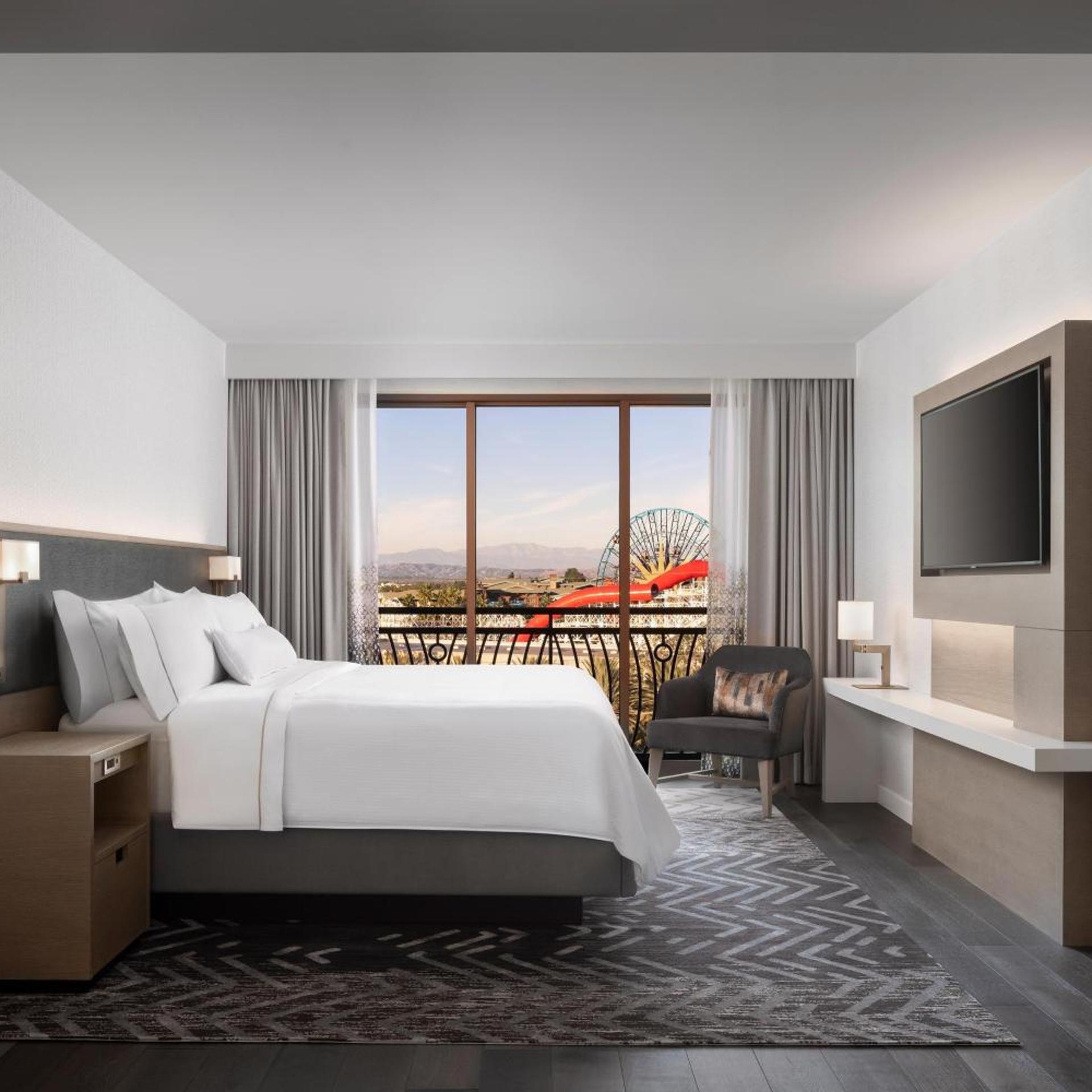 1 Bedroom, Suite, King Bed, Park View, Sofa