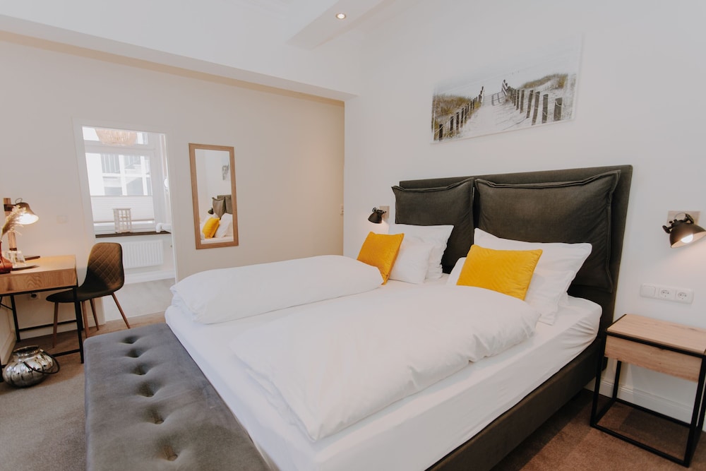 Superior, King Bed, Partial Sea View, Private Bathroom