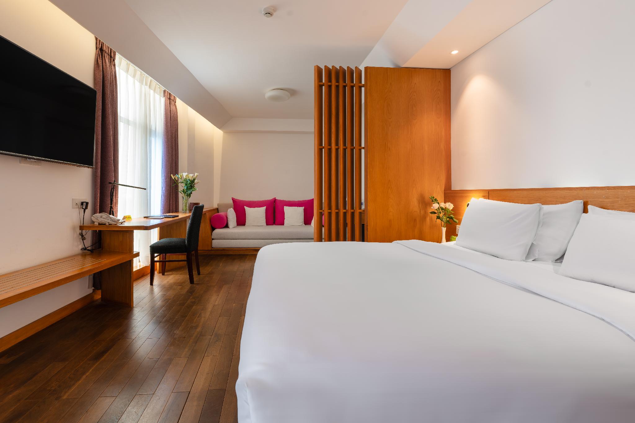Liberty, Suite, King Bed, Green View