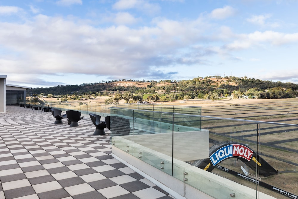 Rydges Mount Panorama Bathurst 66/66