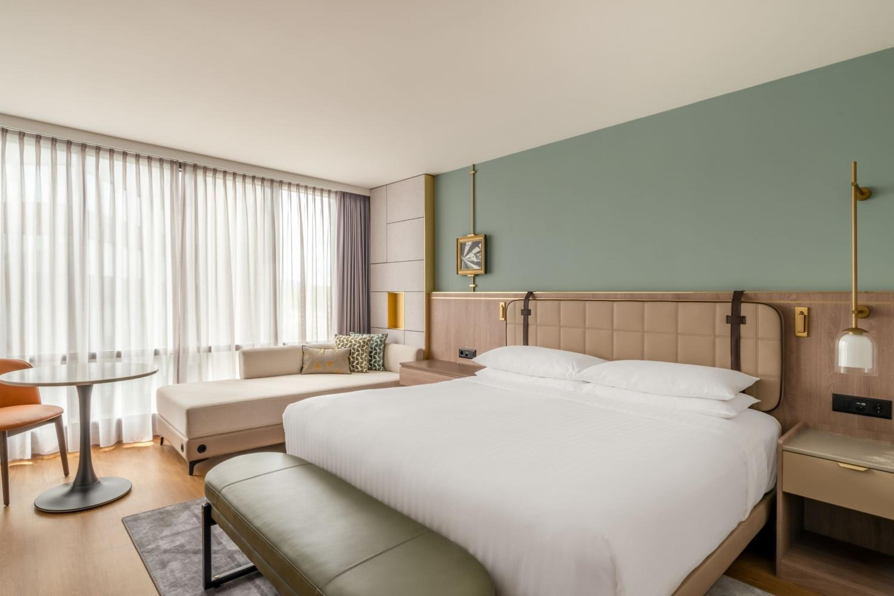 غرفة سوبيريور بسرير كينج في المبنى الرئيسي، Zurich Marriott Hotel 5/10