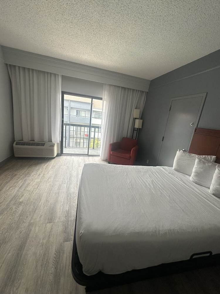Super 8 by Wyndham Dallas Love Field Airport 22/60