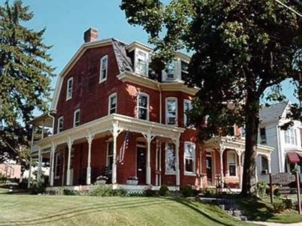 Brickhouse Inn 1/51