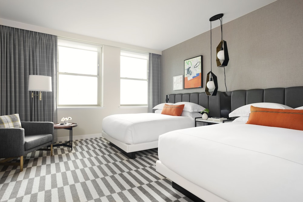 غرفة بريميوم بسريرين كوين بإطلالة على المدينة، Kimpton Harper Fort Worth 2/6