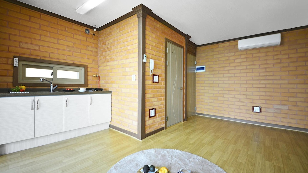 Yeosu Hwangto Pension 6/50