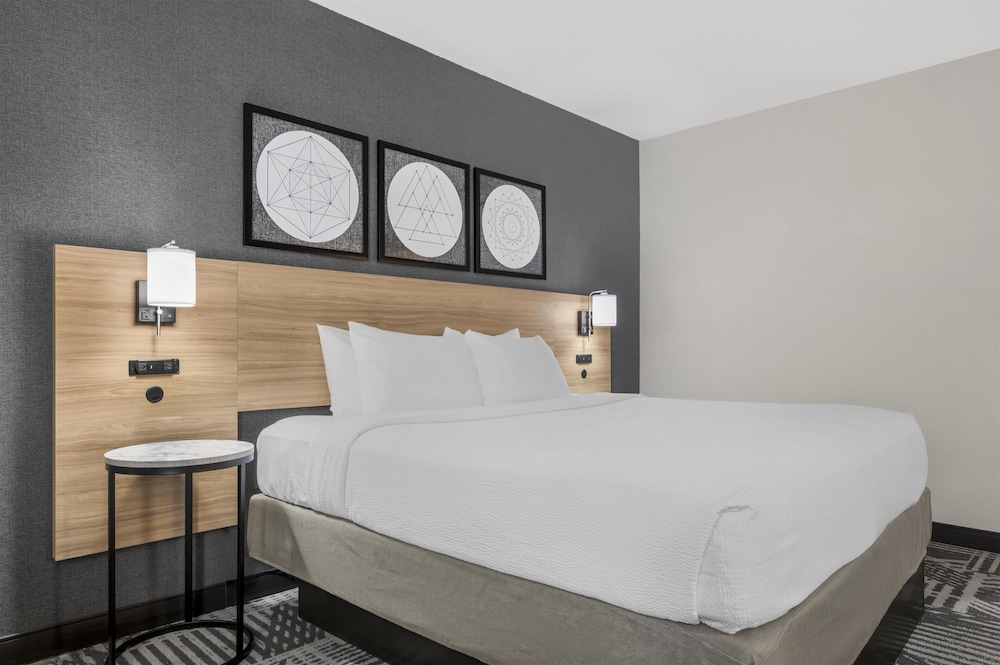 غرفة قياسية بسرير كينج، Best Western Plus Indianapolis NW Hotel 3/10