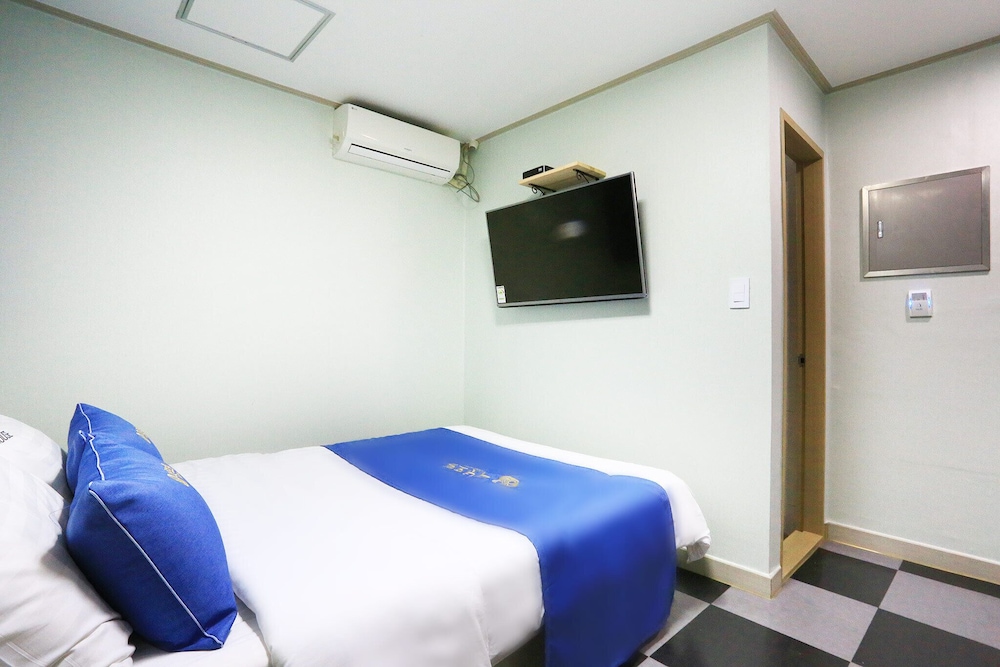PEANUT HOTEL 23/61