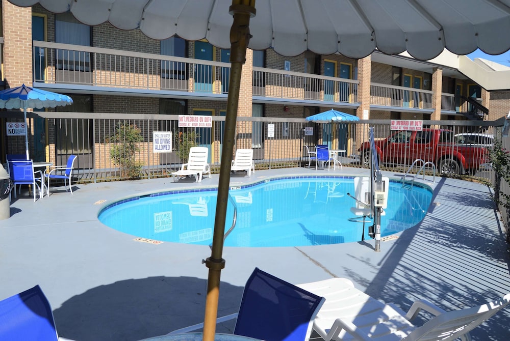 Days Inn by Wyndham Easley/Greenville/Clemson Area 1/38