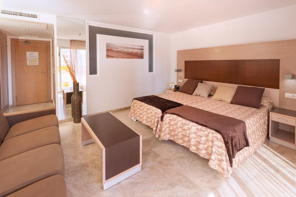 Dynastic Hotel 23/36