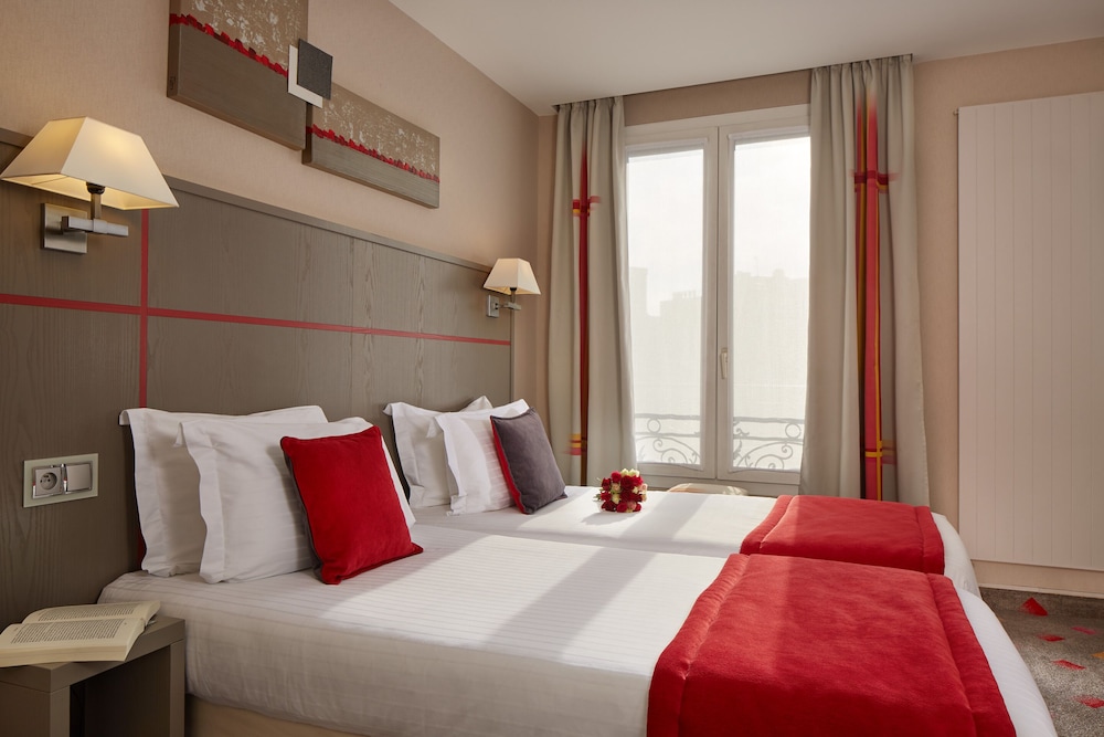ROOM, TWIN BEDS