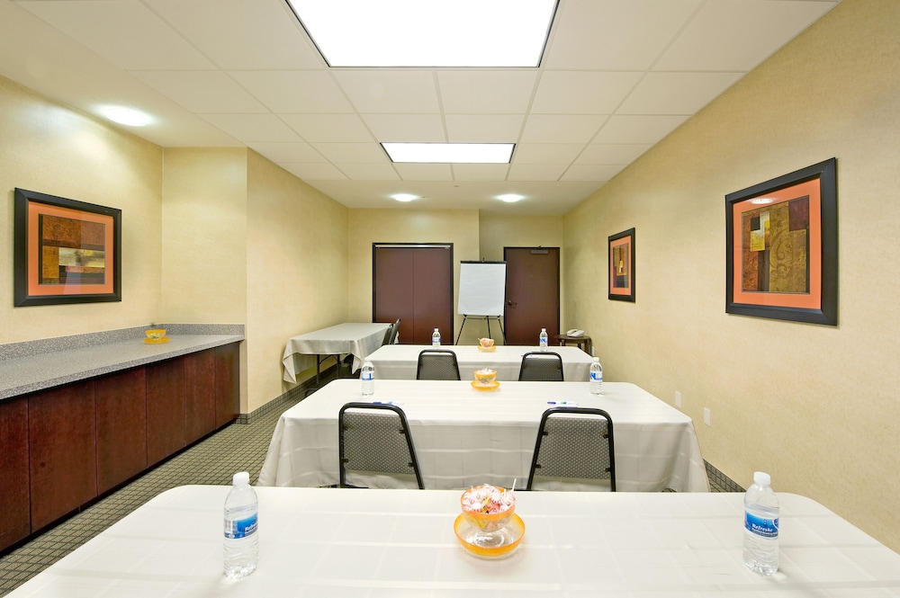 Holiday Inn Express Hotel Suites Willcox 48/53