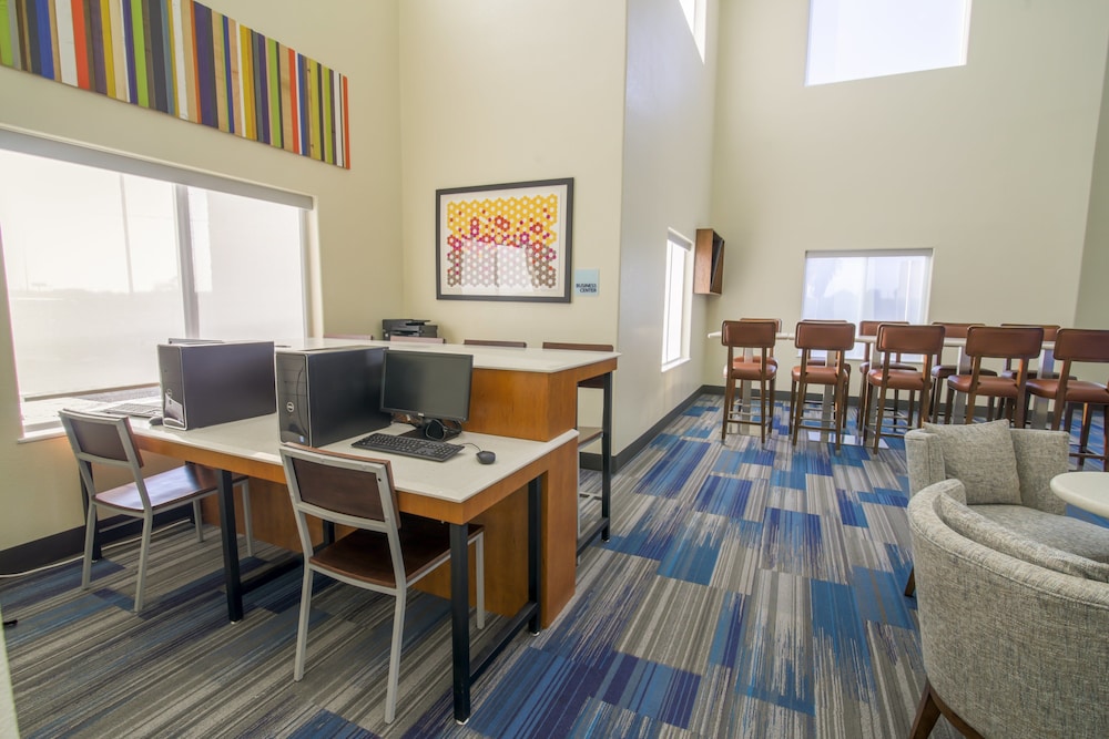 Holiday Inn Express And Suites Raymondville 18/28