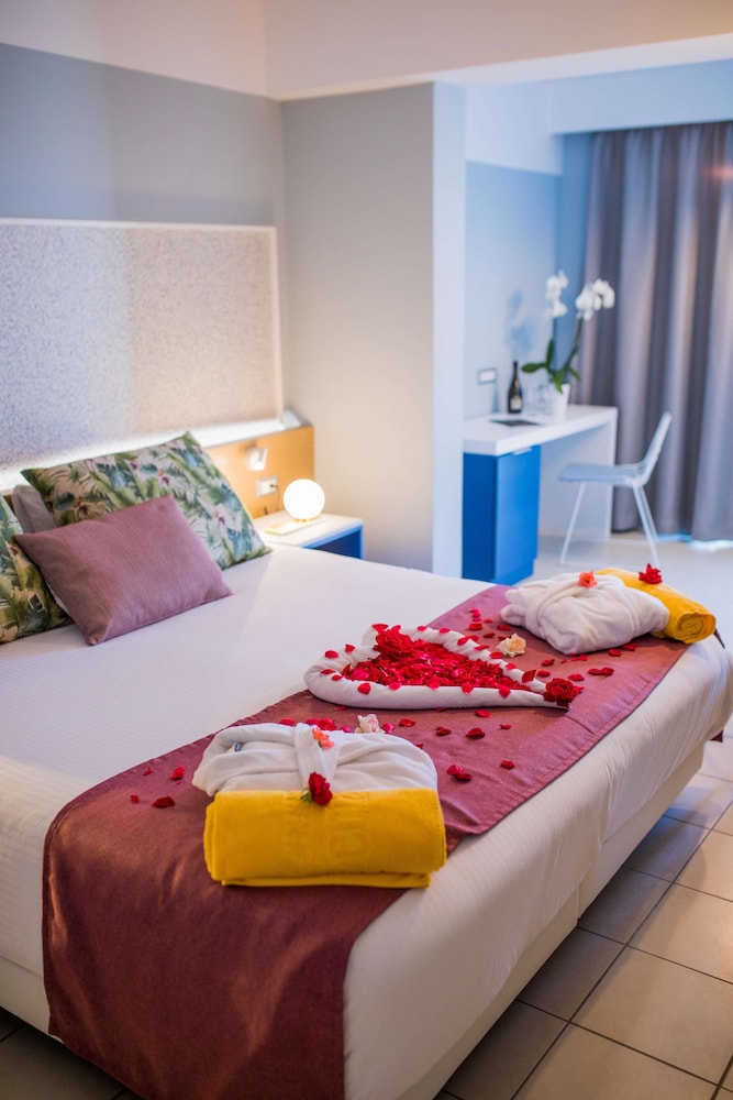Deluxe, Double Bed, Garden or Pool View