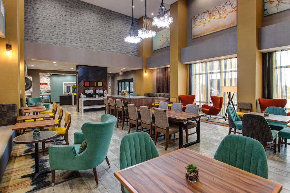 Hampton Inn Suites Wichita Airport Ks 25/35