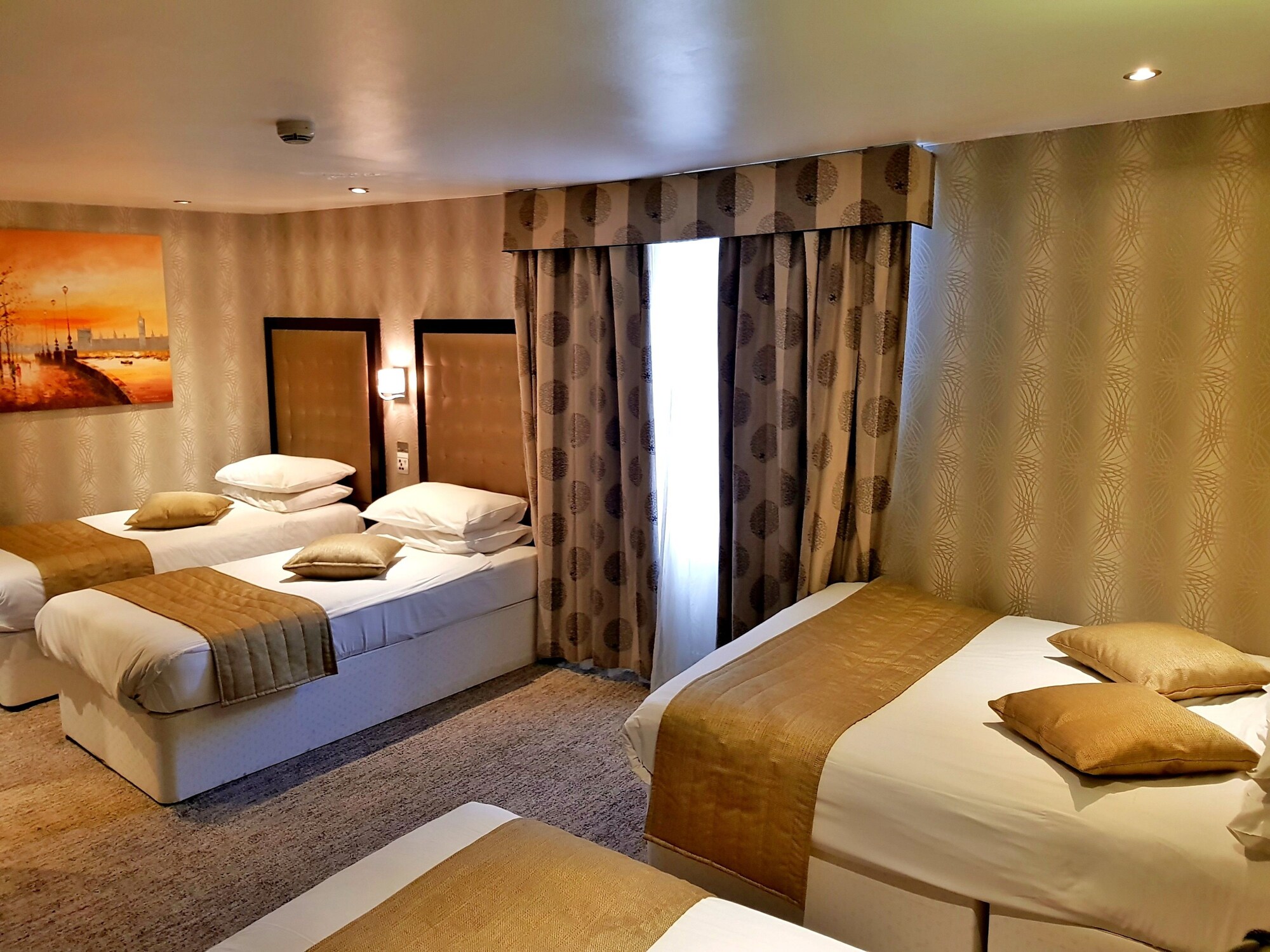 Room, Quintuple, 1 Double and 3 Single Beds