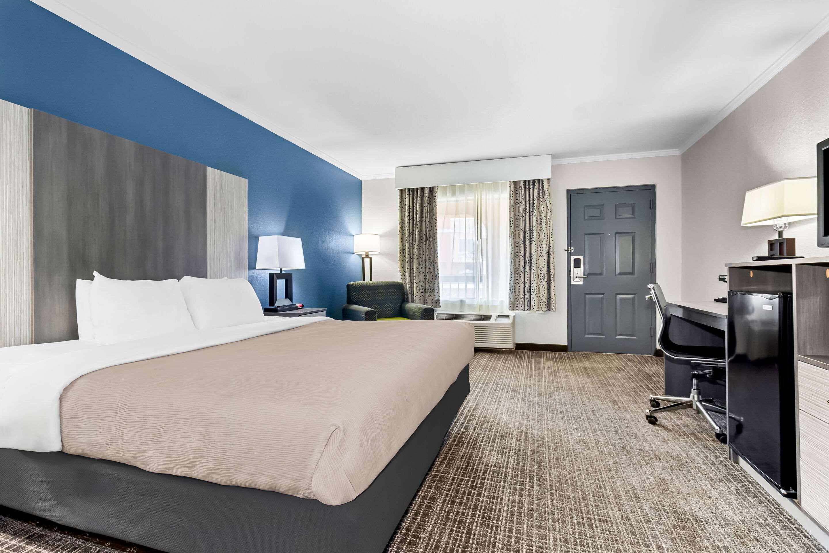 ROOM, KING BED