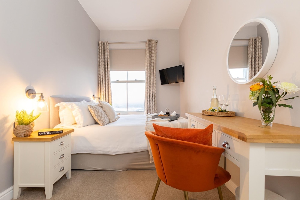 Cozy, Standard, Double Bed, The Clarence Gardens Hotel, BW Signature Collection 6/7