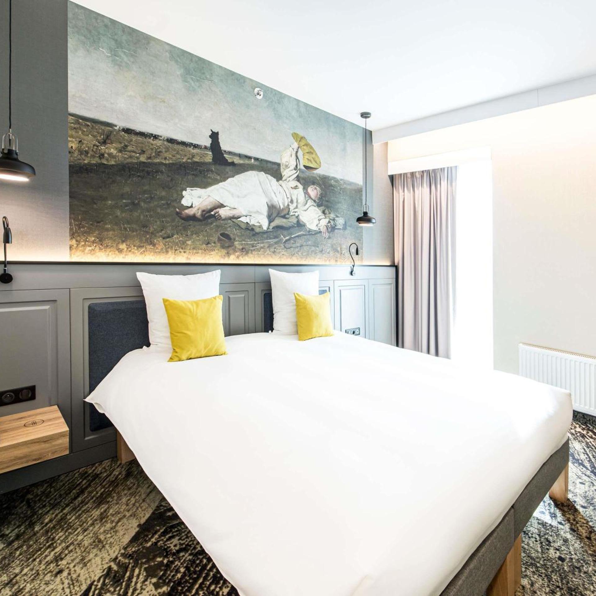 Classic, Double Bed, City or Cathedral View