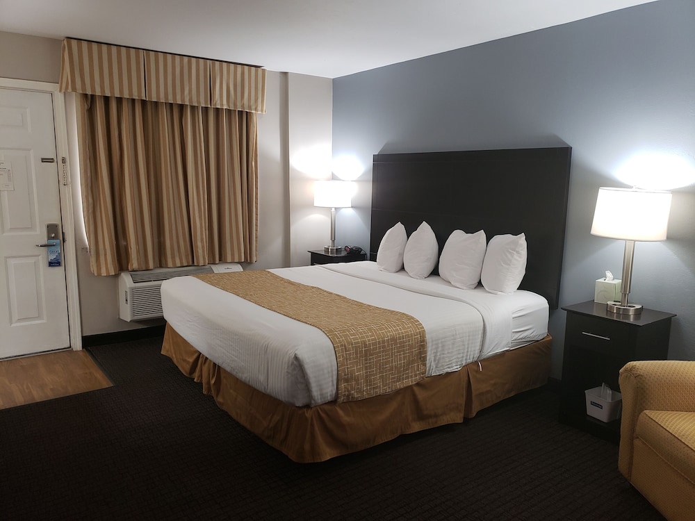 Travelodge by Wyndham Traverse City MI 8/27