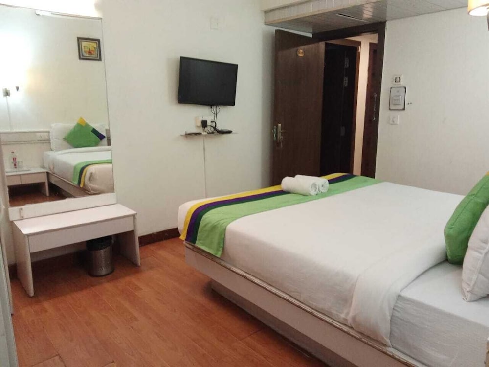 Hotel Crown Ahmedabad 16/43