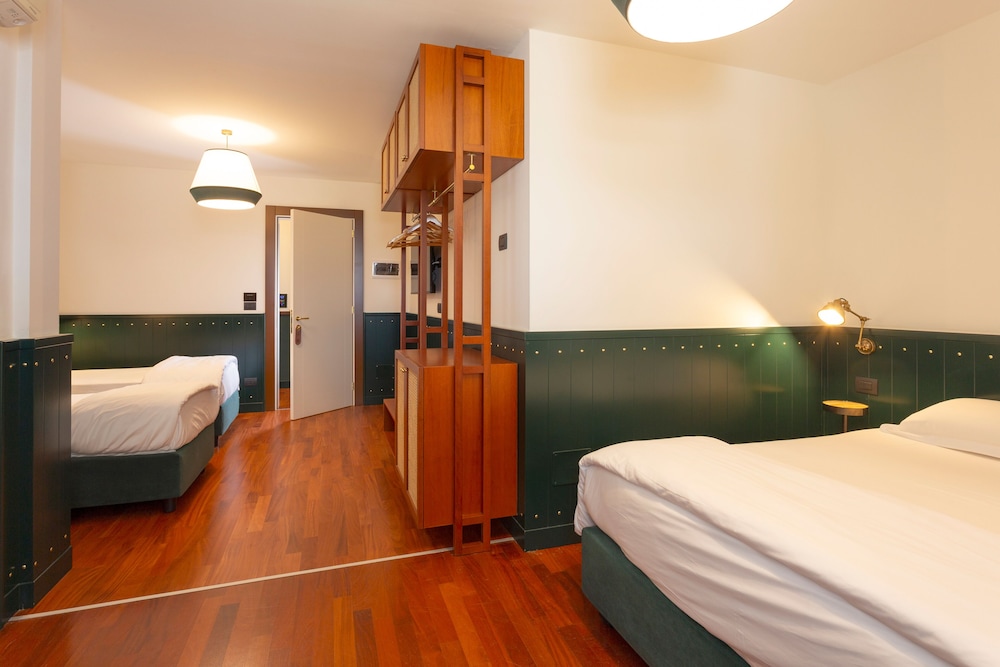 ROOM, QUADRUPLE, PRIVATE BATHROOM
