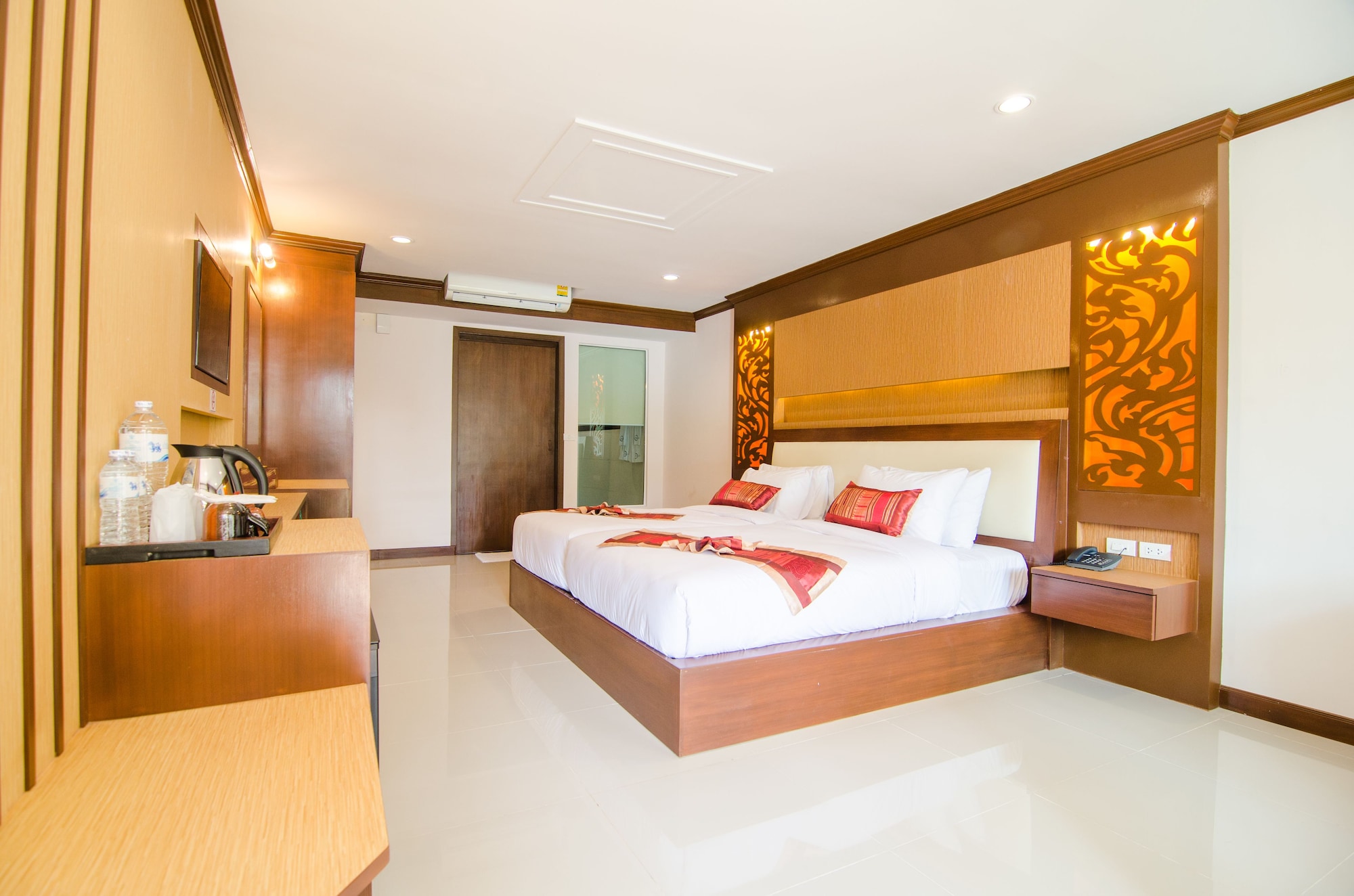 SUPERIOR, TWIN BEDS, POOL VIEW