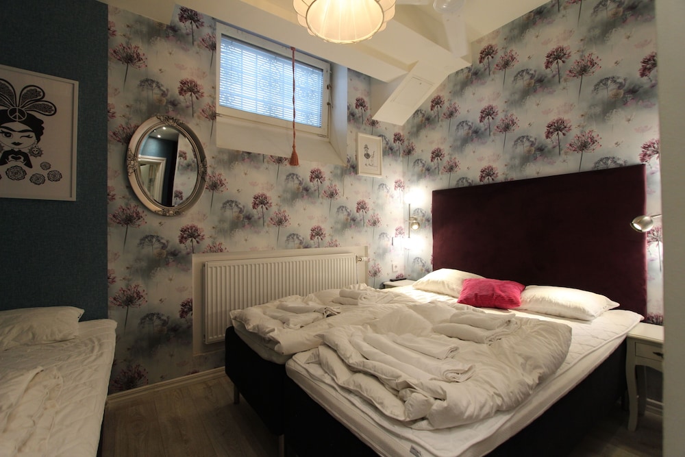 Room, 3 Beds, Shared Bathroom, No Window