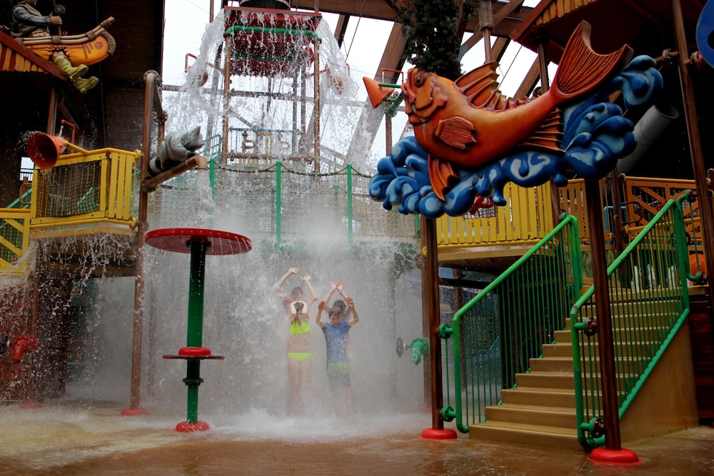 Six Flags Great Escape Lodge Indoor Waterpark 35/50
