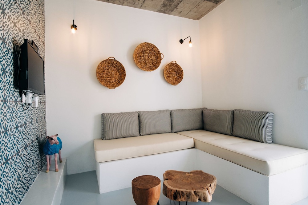 Mesanto Luxury Suites 38/50