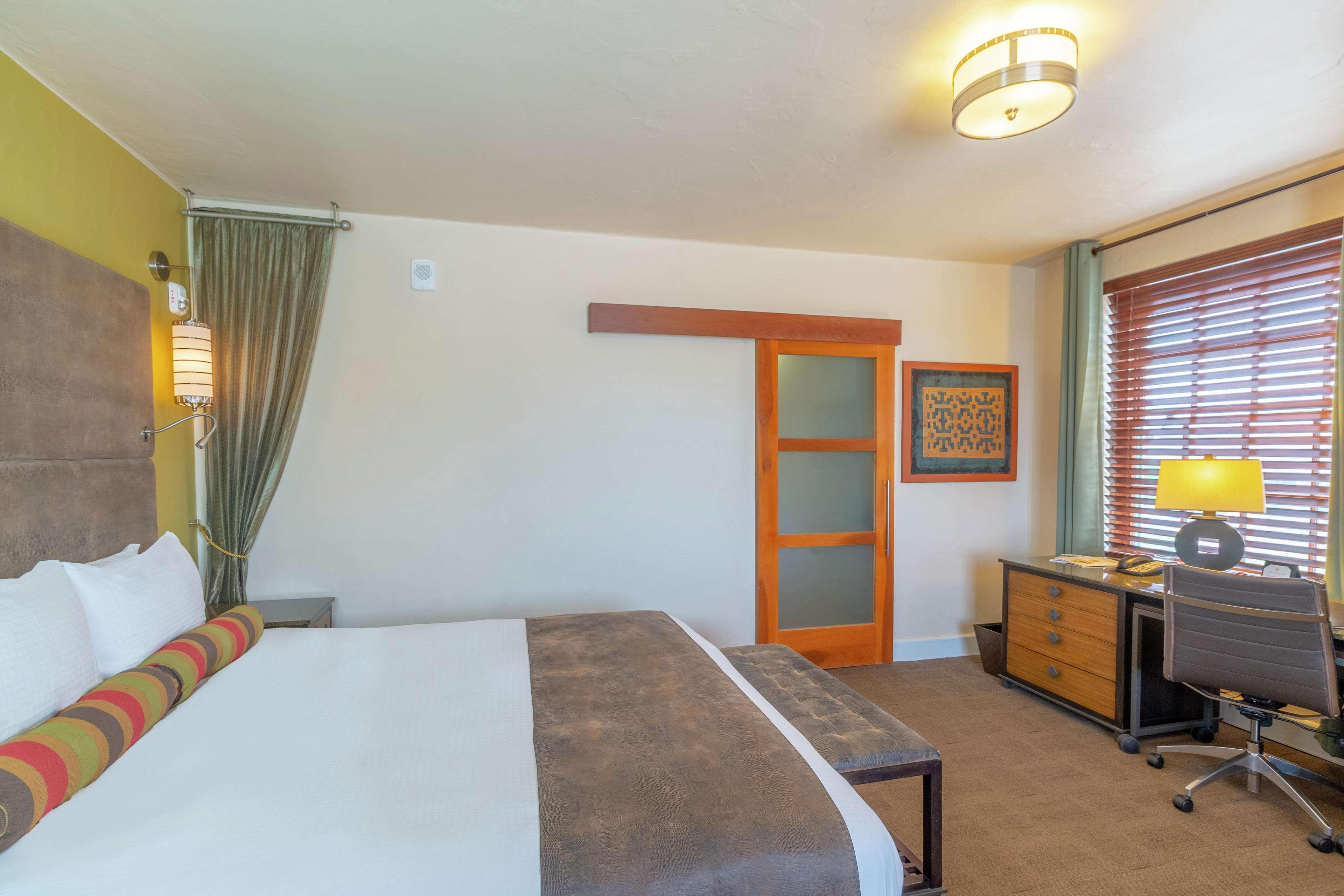 JUNIOR SUITE, QUEEN BED, SOFA