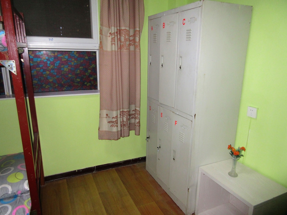 25 Four Seasons Youth Hostel 24/29