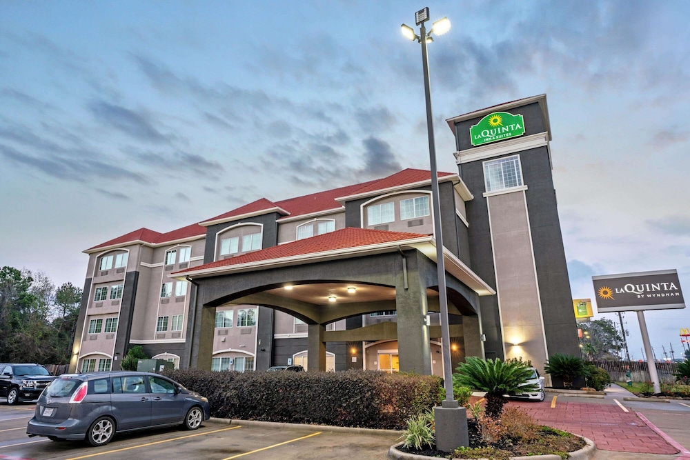 La Quinta Inn & Suites by Wyndham Houston - Magnolia 1/48