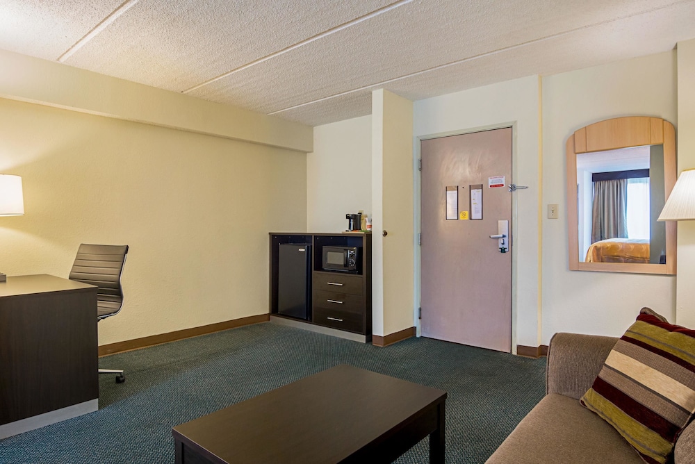 Quality Suites Atlanta Airport East GA 33/43