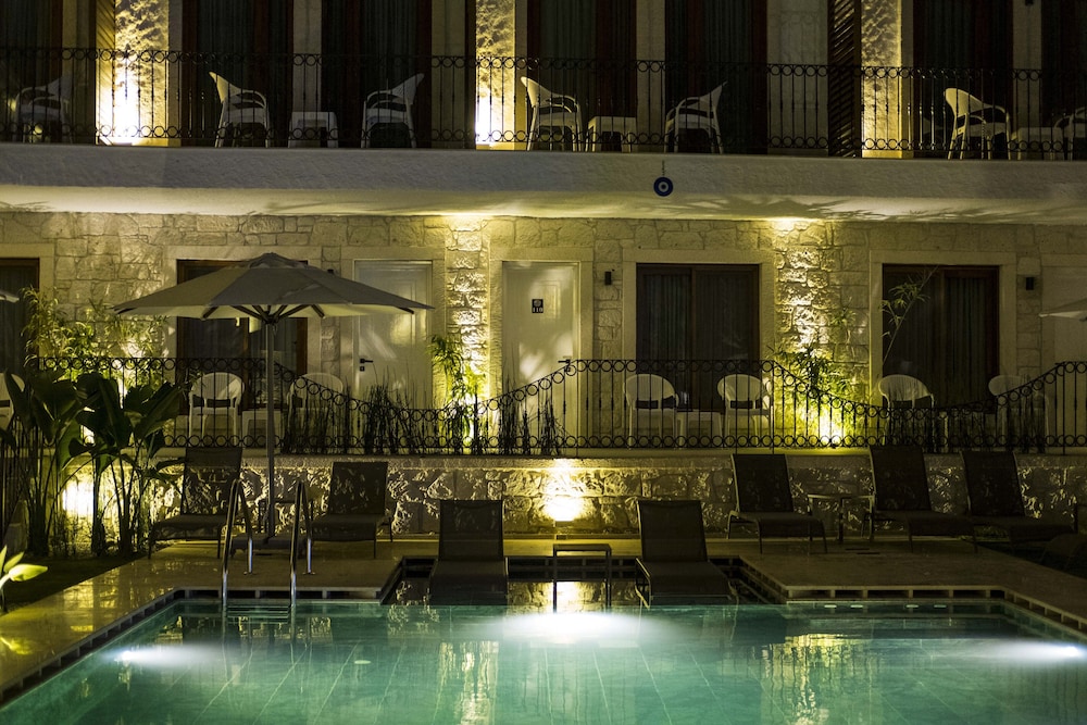 Icarus Hotel 5/46