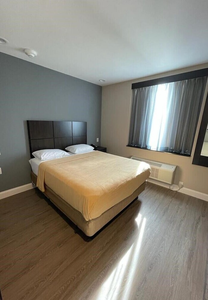 Basic, Queen Bed