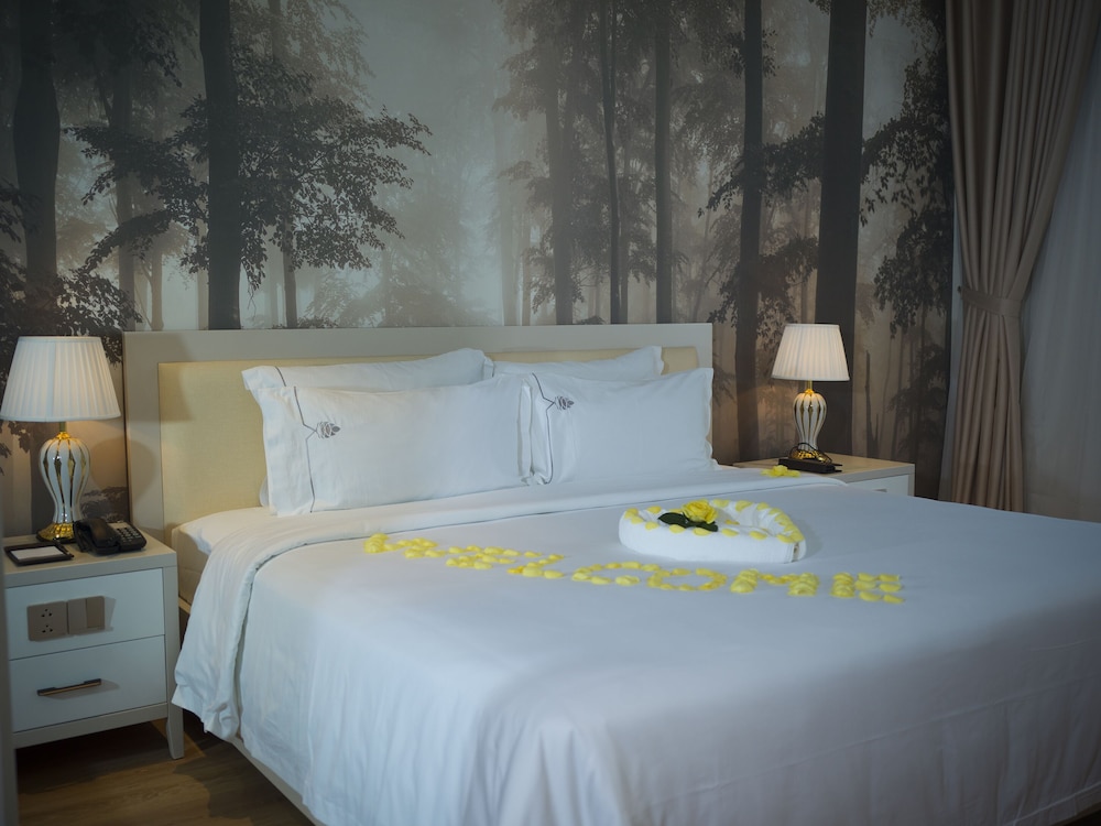 Deluxe, Queen Bed, Hill View, MerPerle Dalat Hotel 4/4