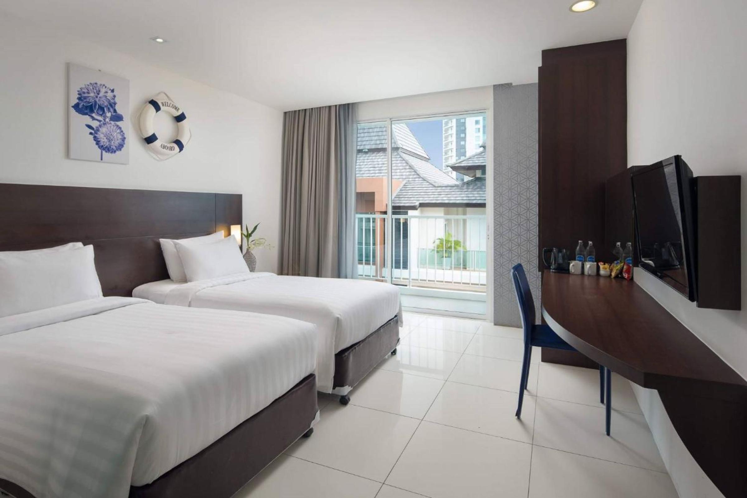 غرفة بسريرين منفصلين بشرفة، Rodina Beach Hotel 5/10