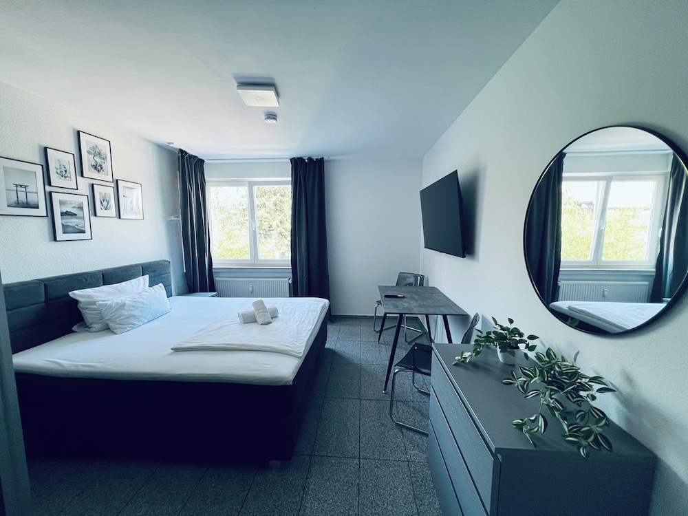 Lipp Apartments 8/16