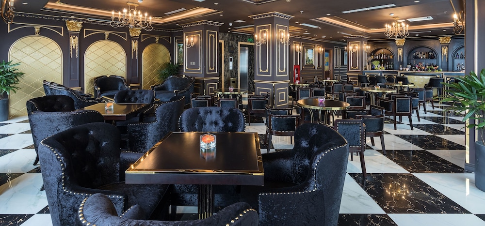 Monarque Hotel 37/50