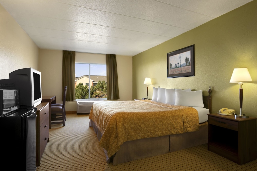 OYO Travelodge by Wyndham Lansing IL 7/26