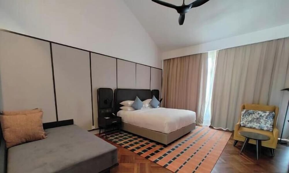 Courtyard, Premier, King Bed, Pool Side, Patio