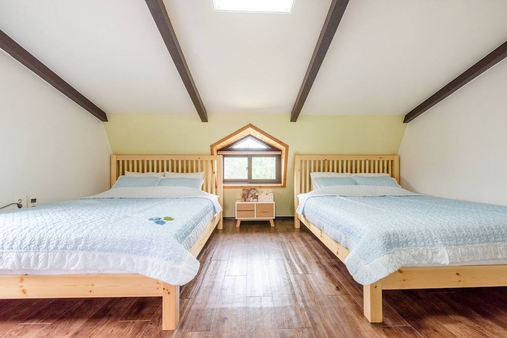 Tongyeong Pungcha Maeul Iris Pension 10/50