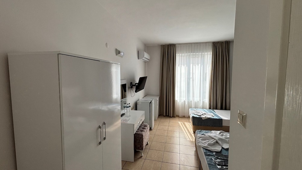 Moonbow Beach Hotel 50/50