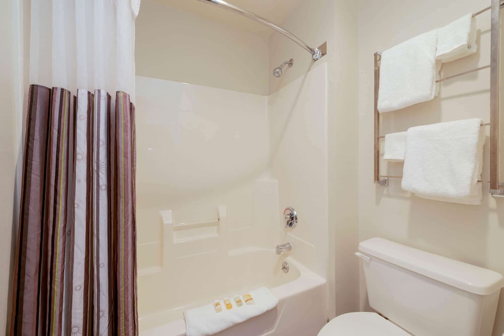 La Quinta Inn & Suites by Wyndham Cleveland Macedonia 17/47