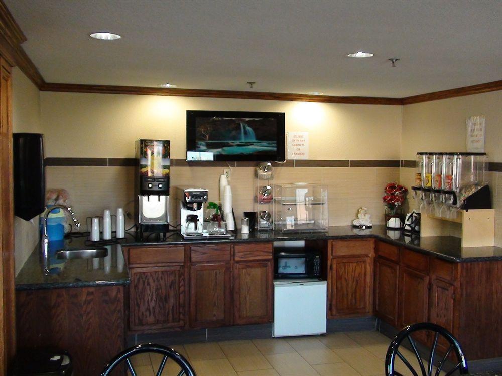 Econo Lodge Oklahoma City Northeast 20/28