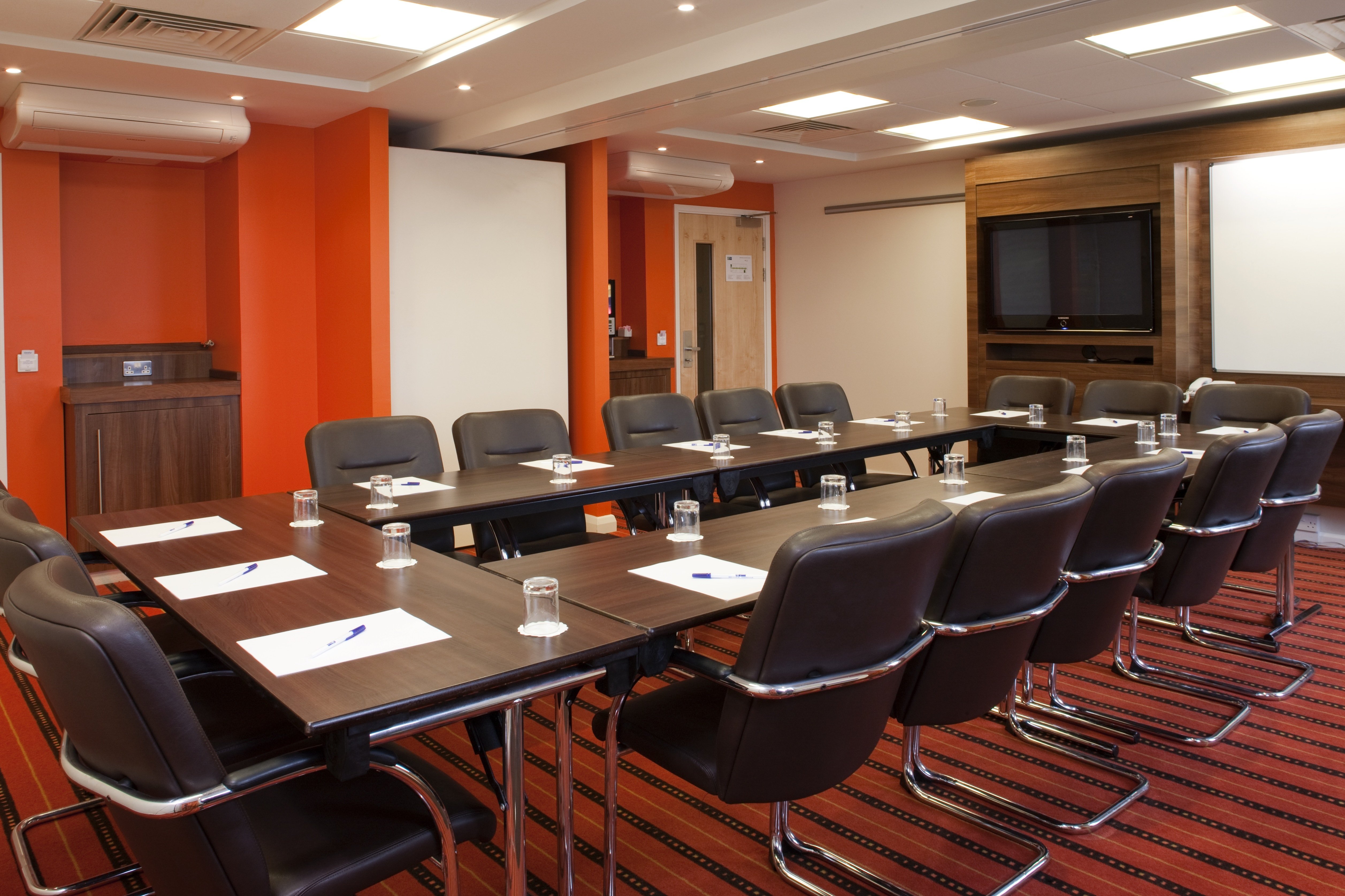 Holiday Inn Express Slough 13/16