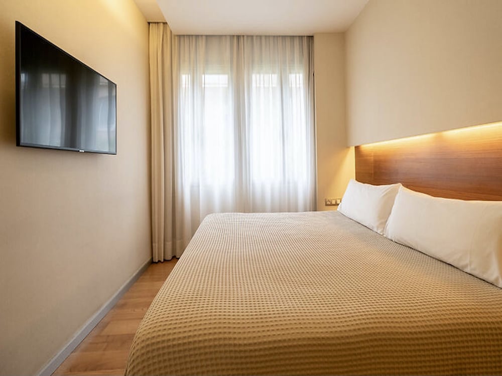 ROOM, DOUBLE BED